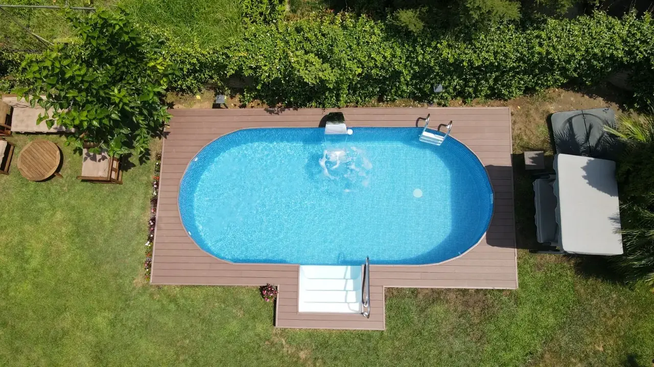 Ahşap deckli bahçede Maldiv oval havuz